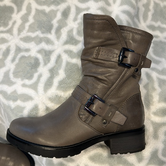 EUC - Woman’s Leather Grey Boots - Size 7 - Picture 7 of 11